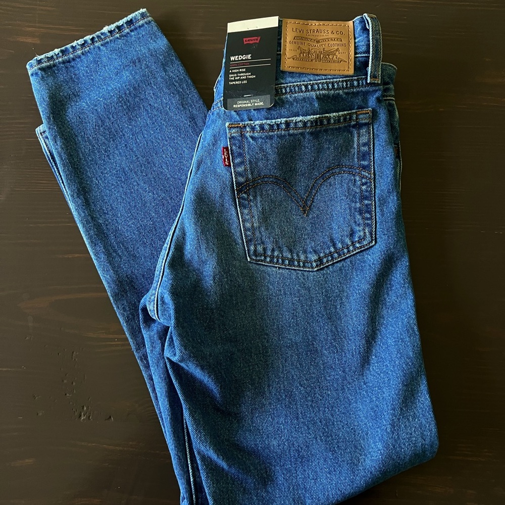 NWT Levi’s Wedgie Straight Jean size 25 vintage wash